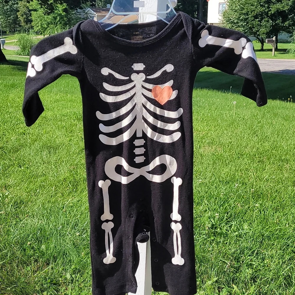 Skeleton Halloween costume onesie glows in the dark toddler 6-9 month